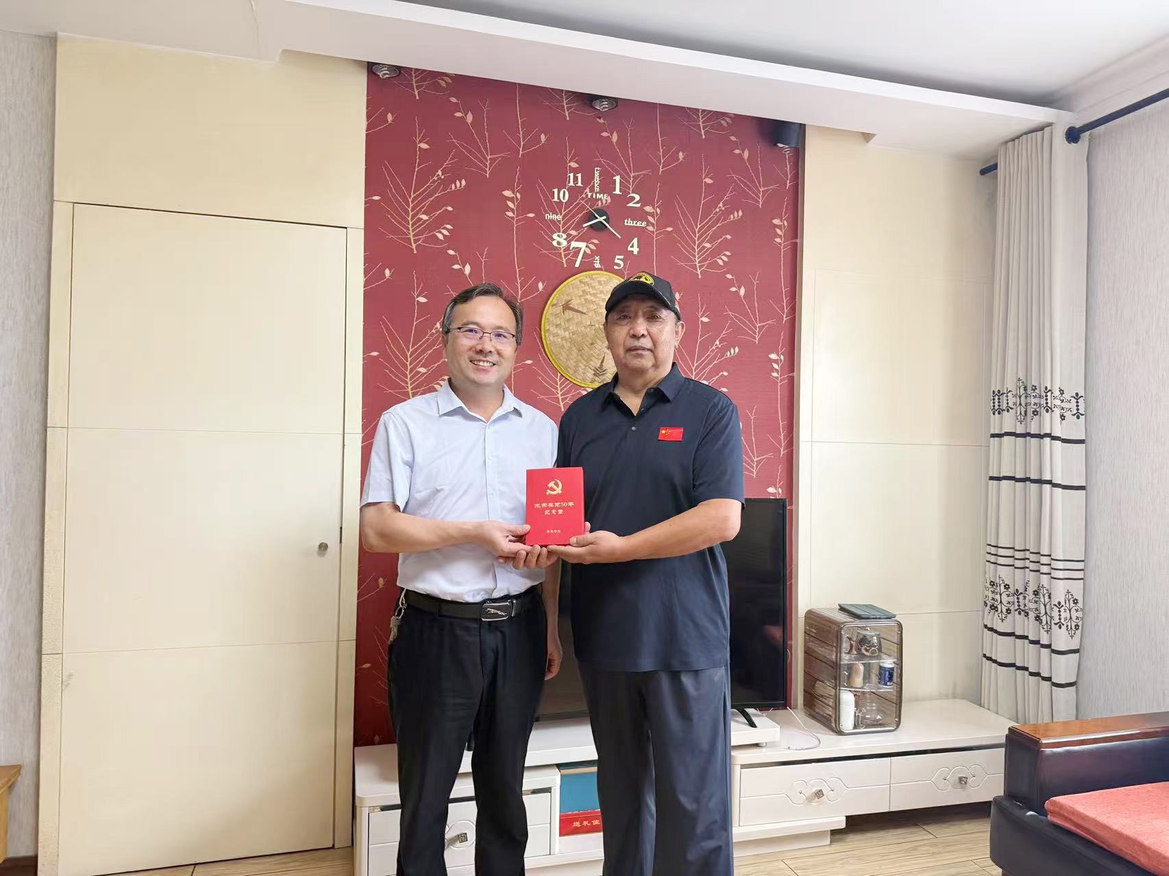 【不忘初心 致敬荣光】院党委慰问“光荣在党50年”老党员